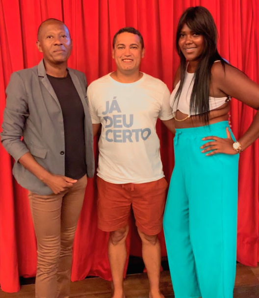 O jornalista, Alexandre Justino e a modelo , Mônica Oliveira, prestigiando o produtor cultural, Rômulo Sales em Confraternização no Teatro Nova Iguaçu PETROBRÁS